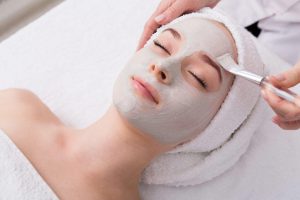 فیشیال پوست یکی از روش‌های مراقبت از پوست است که به منظور بهبود و تجدید حالت پوست صورت استفاده می‌شود.