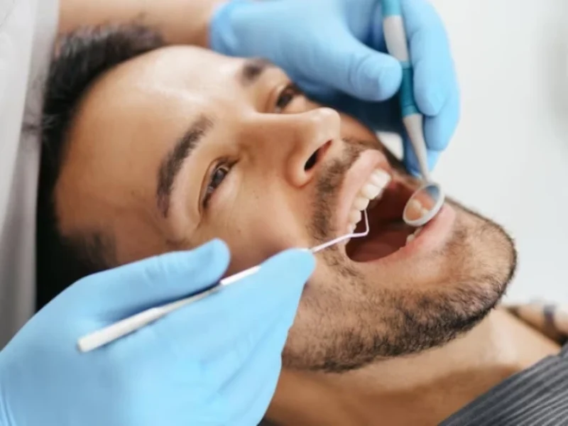 مراقبت از ایمپلنت دندان بسیار شبیه به مراقبت از دندان‌های طبیعی است
